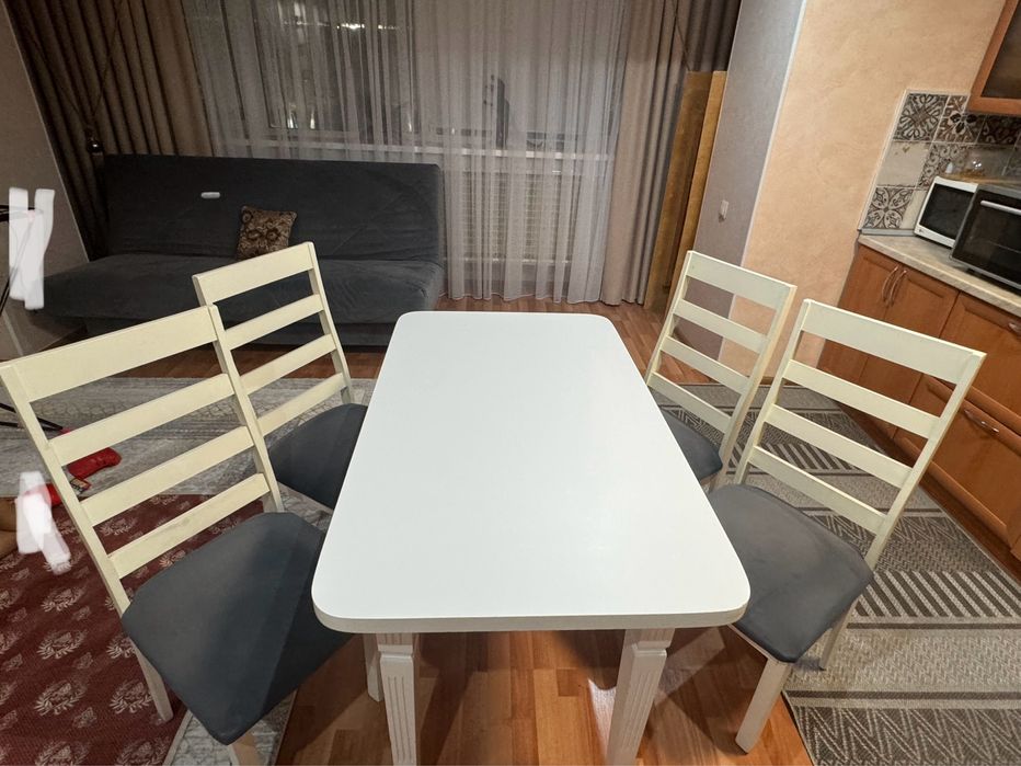 Стол со стульями