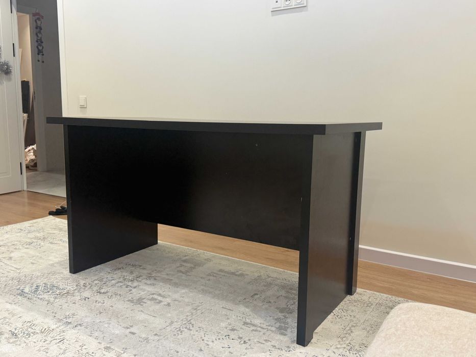 Письменный стол в хорошем состоянии. Удобный и практичный вариант