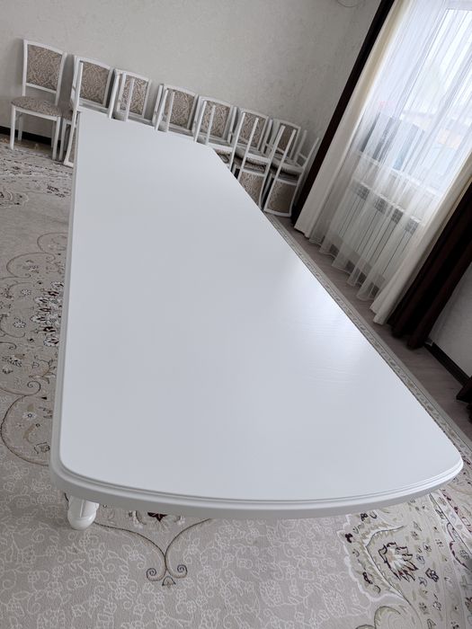 Стол с 14 стульями