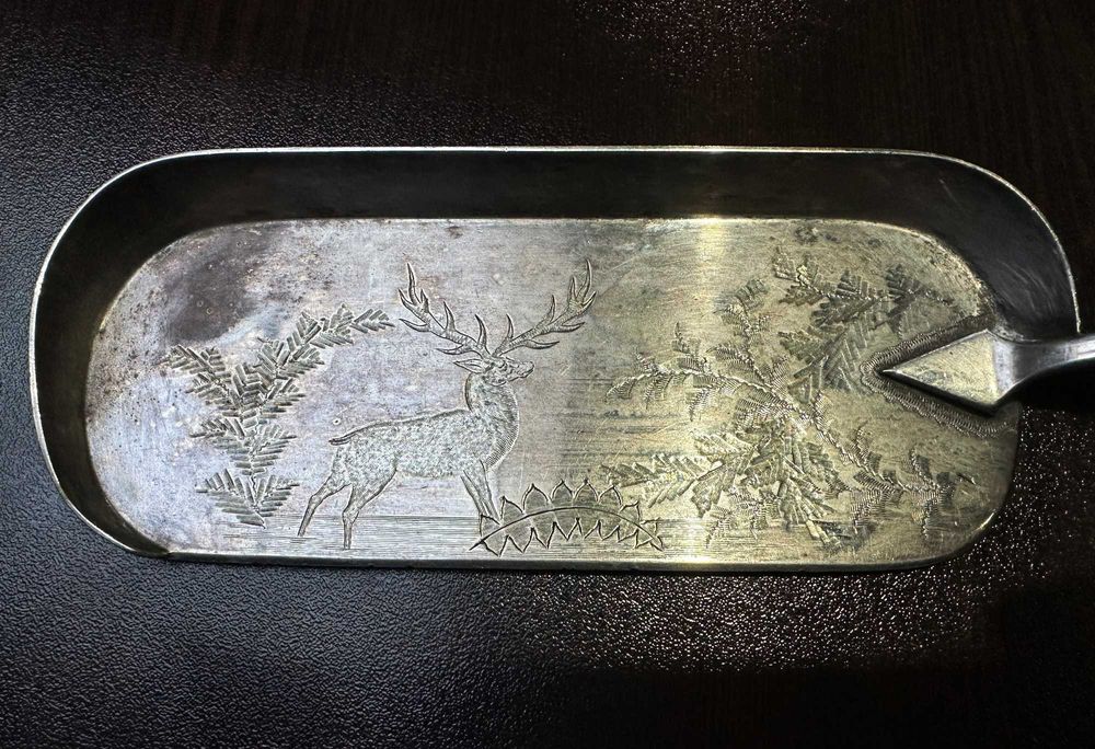 Античен поднос за трохи с гравиран елен и дръжка от еленов рог Винтидж