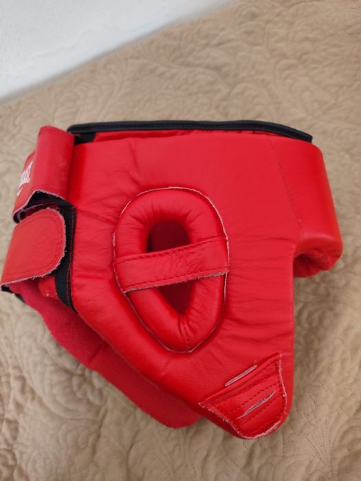 Боксерский перчатки и шлем