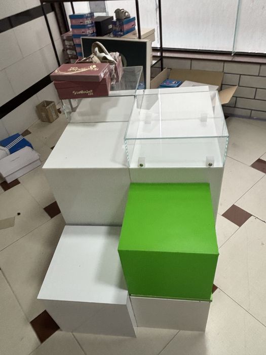 Модулни магазинерски кубове рафтове етажерки бели със стъкло светещи