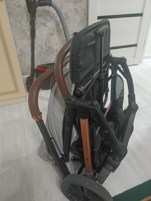 Прогулочная детская коляска