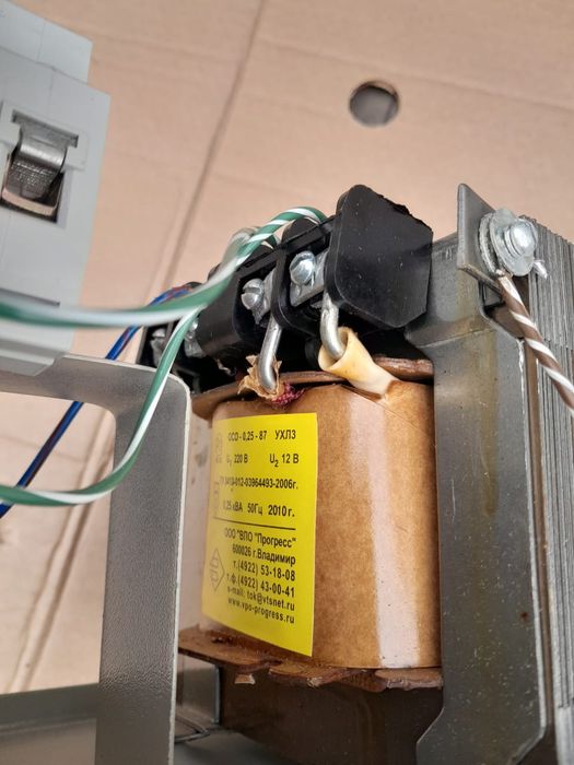 Понижающий трансформатор 220/12