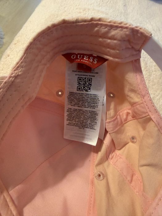 Шапка с козирка Guess