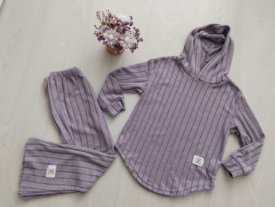 Нов супер мек комплект суитшърт и панталон за 5-6г. момиче-15лв