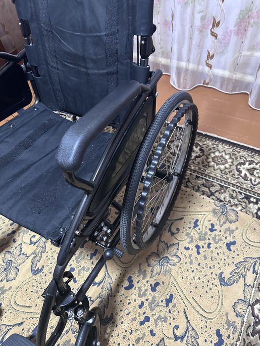Продам инвалидную коляску