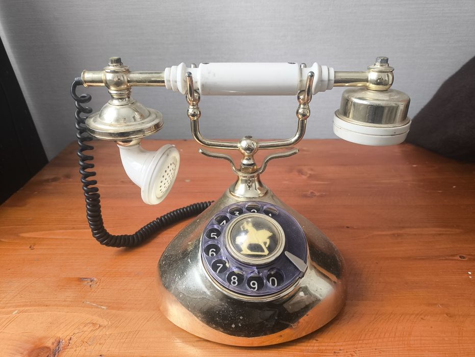 Ретро телефон золотого цвета