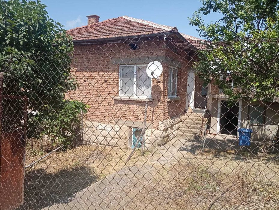 Продавам къща в с.Тръстеник