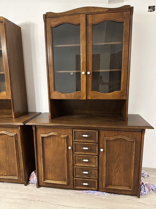 Ретро шкаф с витрина