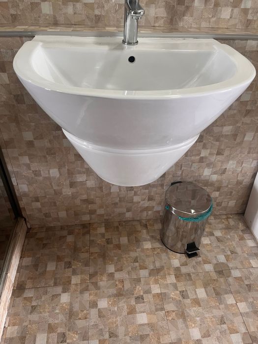 Vand lavoar + baterie, vas wc, calorifer perete, paravan dus, toate in stare buna