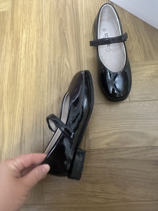 Продам детскую школьную обувь