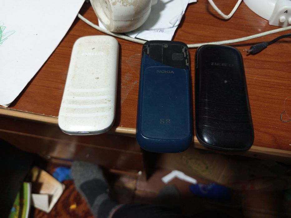 Продам 3 кнопочных телефонов