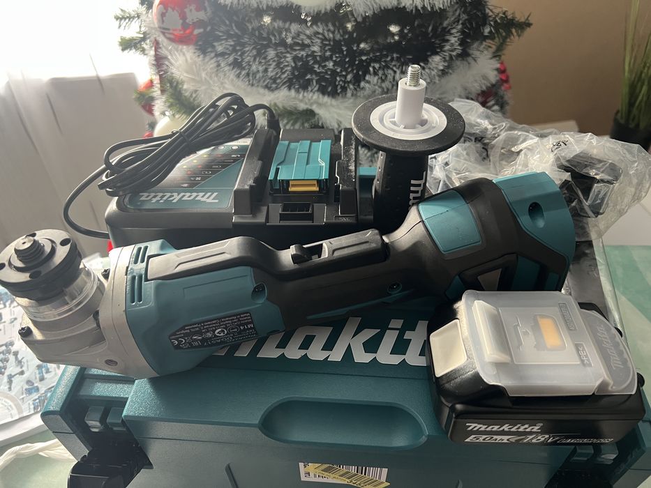 Makita DGA517 Flex, incarcator, baterie 5Ah plus valiza de transport.