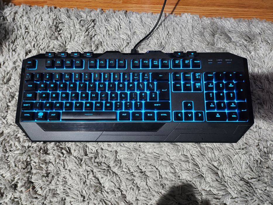 Vând tastatură cu multe culori