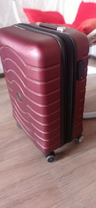 Продам хорошие классные чемоданы