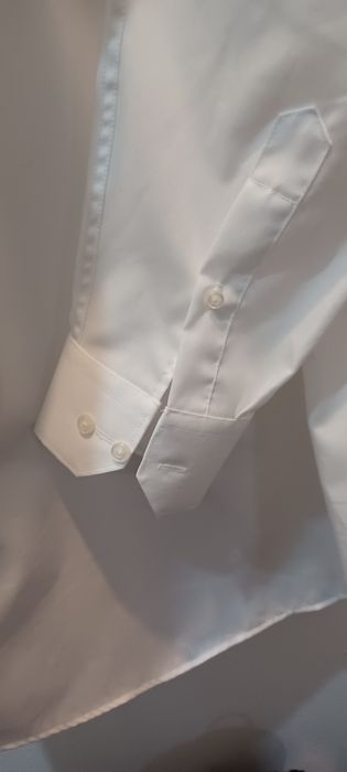 Бяла  мъжка  риза