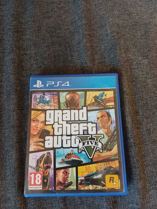 Конзола PS4, четири игри и два джойстика