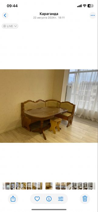 Угловой кухонный диван и деревянный стол