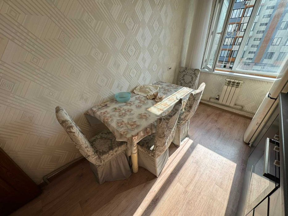 Стол и 5 стульев комплект для кухни