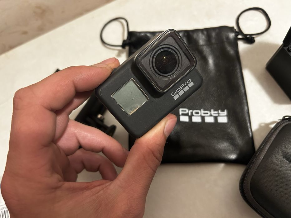 Gopro Hero 7 Black + 3 батерии кейс за зареждане и много аксесоари