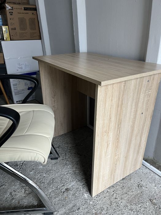 Scaun fotoliu și birou