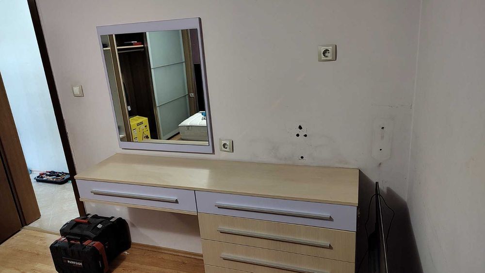 Тоалетка / скрин с шкафове в бежово и лилаво + огледало в лилава рамка