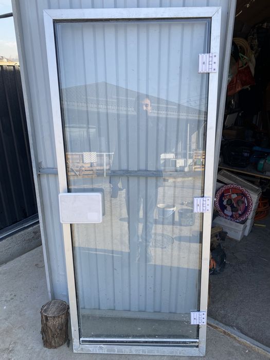 Продается дверь стеклянная
