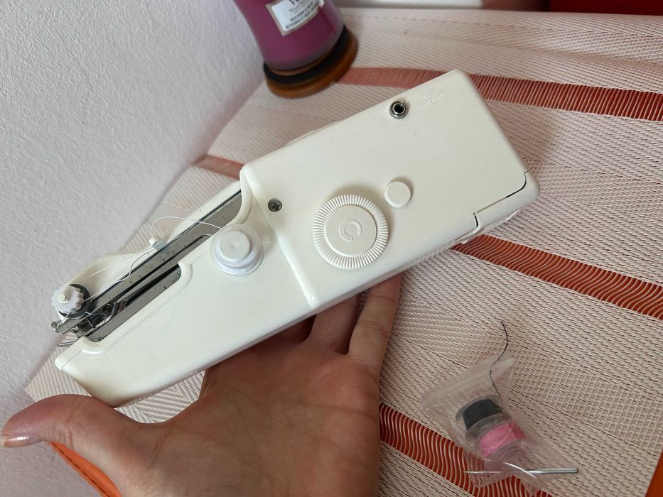 Masina cusut manual portabila airsoft nefolosita cu baterii NU Singer