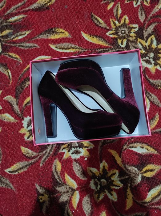 Срочно продаётся  Вечерний туфли новое .