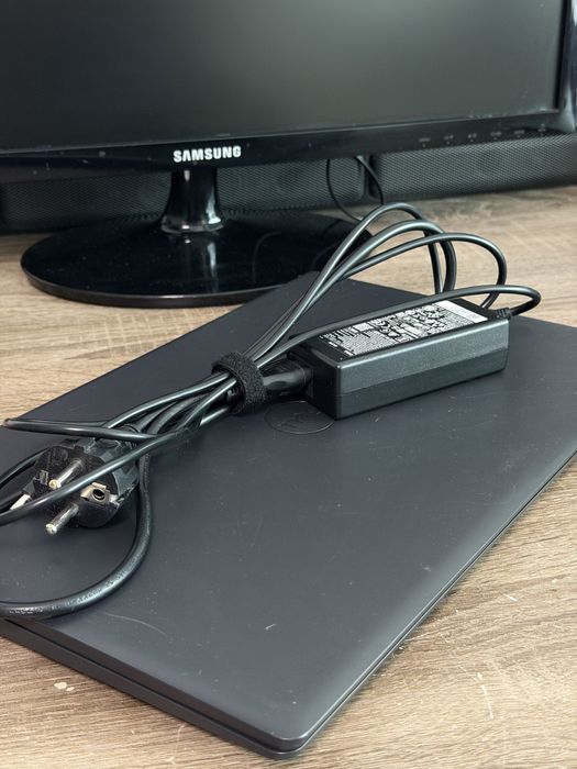 Dell Vostro 3515 Ryzen 7 / 512GB SSD / Отлично състояние