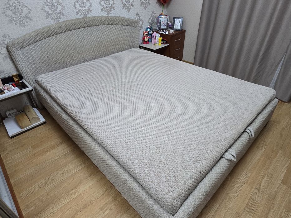 Двуспальная кровать