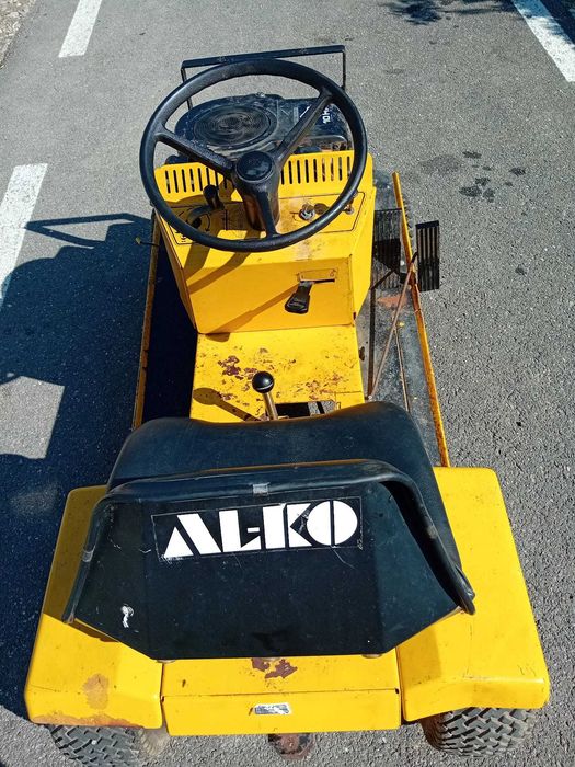 Vând tractoras de tuns iarba