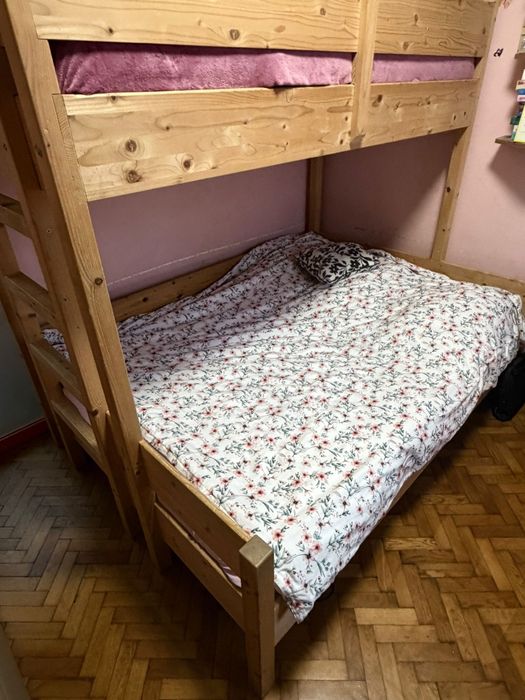 Vand pat suprapus lemn natur si saltele