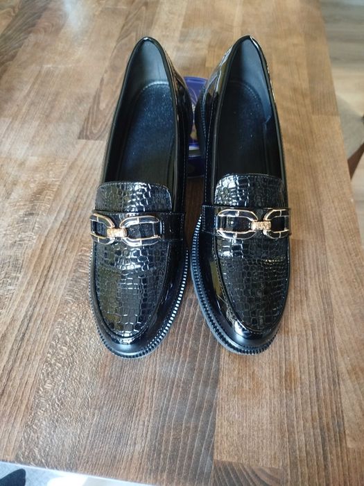 Обувки черни лачени 42 номер