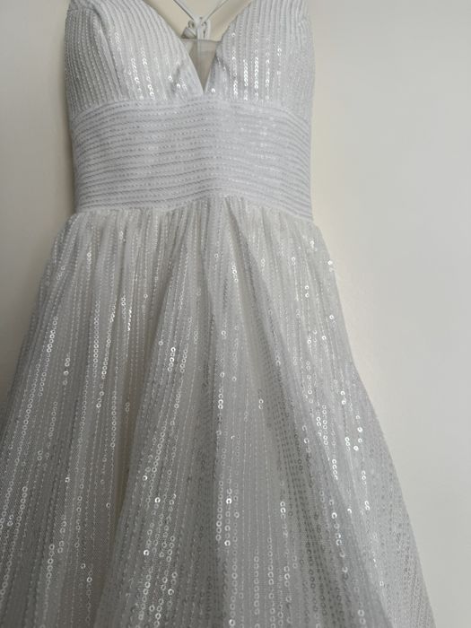 Бяла ефектна къса рокля