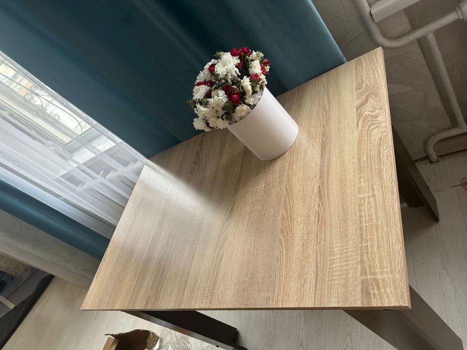 Продам стол на кухню и стулья 4 шт