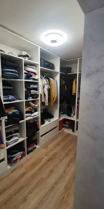Apartament cu  2 camere  , dressing si boxa