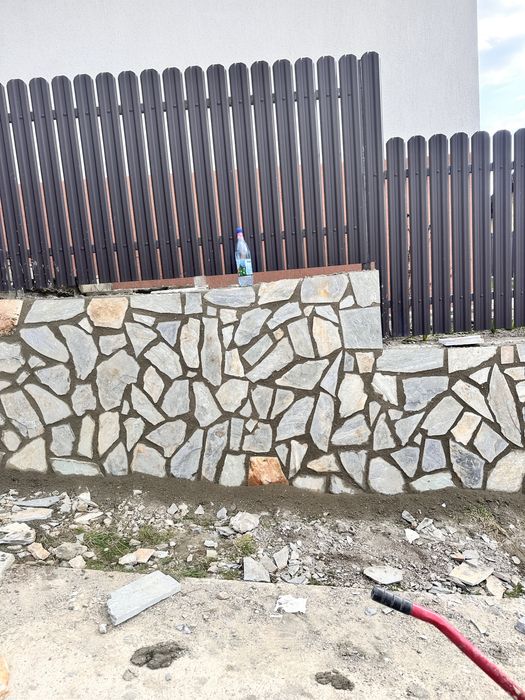 Vand si montez piatra naturala de grecia  ma deplasez in toata tara