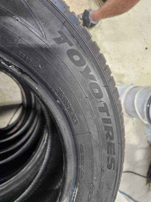 Зимни гуми Toyo Celsius AS2 215/65/R16 4 броя - почти нови.