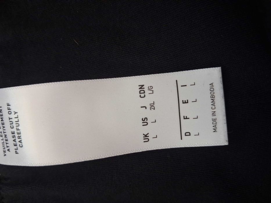 Панталон Adidas. С лека повреда.
