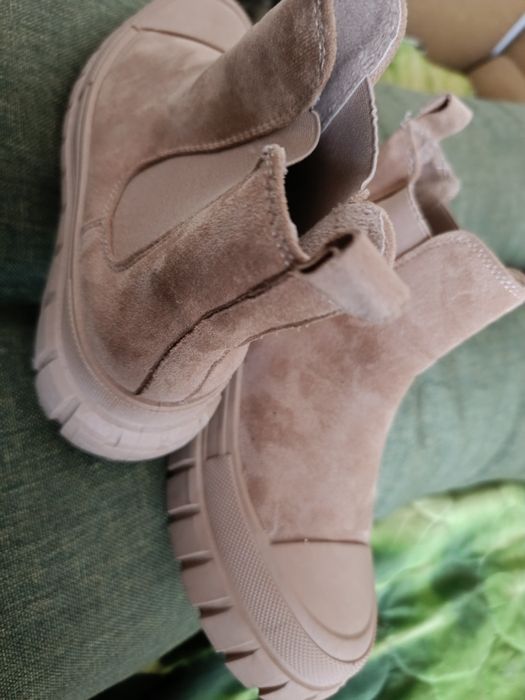 Дамски велур бежави боти