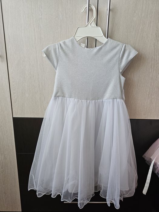 Продам нарядные платья 5-6 лет