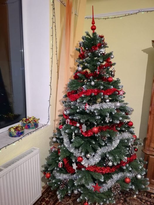 Brad artificial 210cm, verde, cu conuri și vârfurile ram. albe+suport