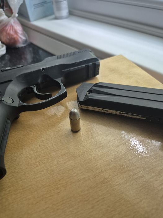 Machetă pistol (replică non-funcțională) – model tip CZ 75 compact