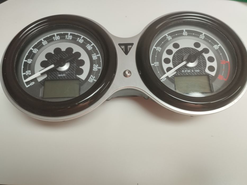 Bord pentru Triumph Speed Twin