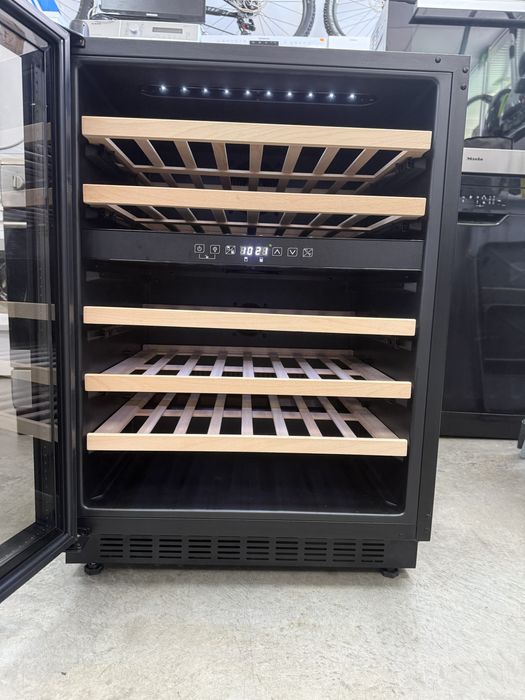 Охладител витрина WINE COOLER