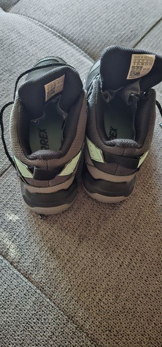 Vând ghete Adidas Terrex