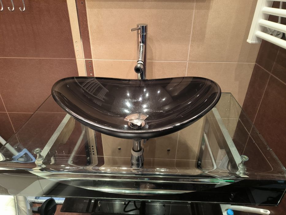 Стъклен умивалник /мивка с огледало