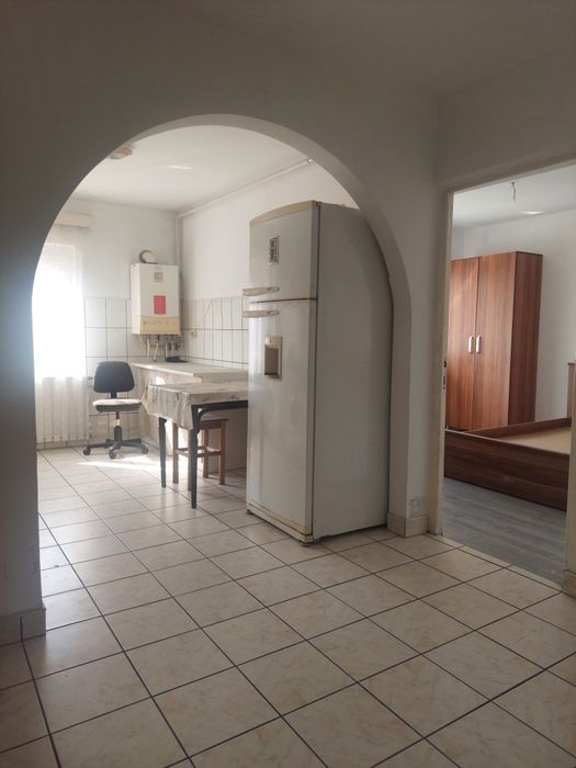 Apartament et.1 Deco. Comf. 1 bucatarie decomandata cu holul sup.52 mp